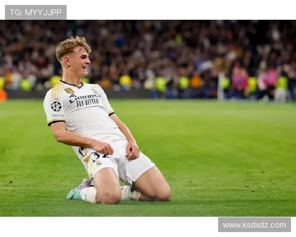 那不勒斯vs科莫：麦克托米奈主掌，莫拉塔搭档尼科-帕斯，首发揭晓