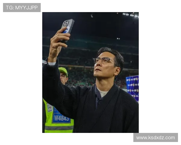 吴彦祖造访米兰获赠5号球衣激情高呼ForzaMilan助阵红黑军